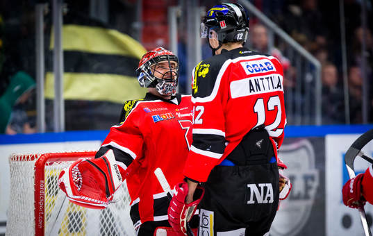 Örebros målvakt Julius Hudacek och Marko Anttila  jublar