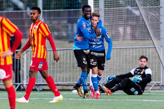 Halmstads Kwame Karikari och Simon Silverholt jublar