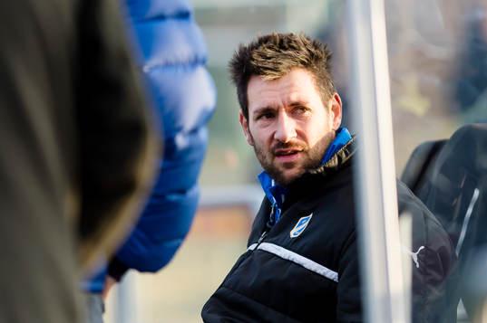 Halmstads målvakt Stojan Lukic på bänken