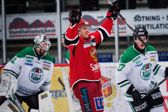 Almtunas Linus Rotbakken jublar framför Rögles målvakt