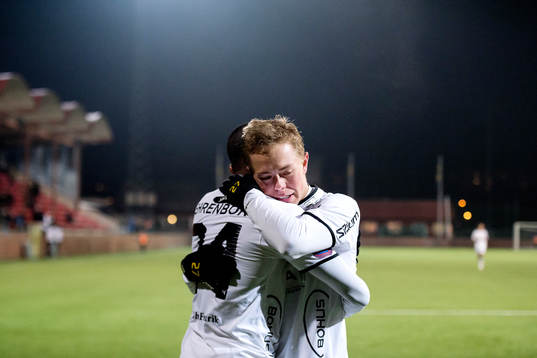 Häckens René Makondele och Joel Andersson jublar