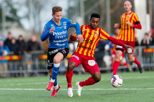 Halmstads Simon Silverholt och Syrianskas Success Chimankpa