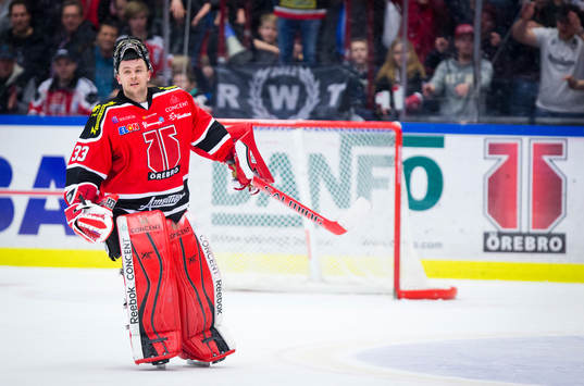 Örebros målvakt Julius Hudacek firar med fansen