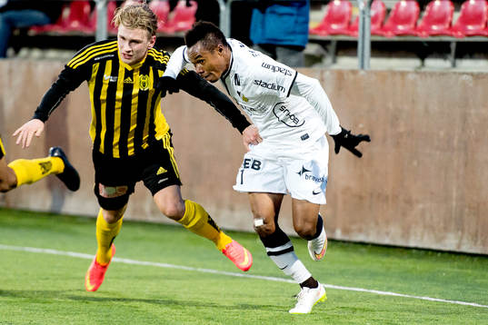Huddinges Simon Strand och Nasiru Mohammed i en närkamp
