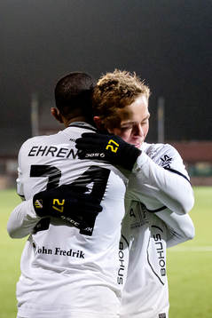 Häckens René Makondele och Joel Andersson jublar