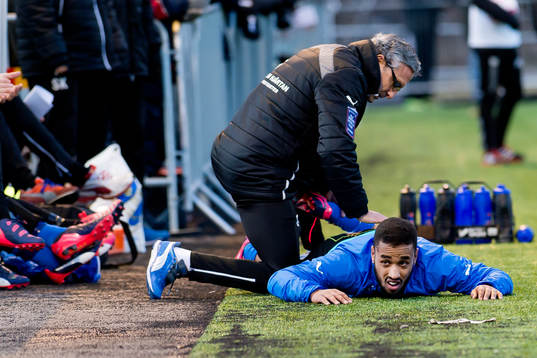 Halmstads Junes Barny får hjälp med att stretcha