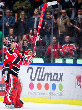 Örebros målvakt Julius Hudacek firar med fansen