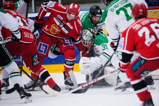Almtunas Oscar Milton och Rögles Taylor Matson framför