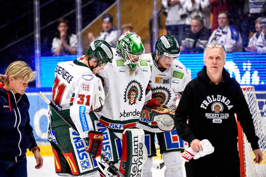 Frölundas målvakt Linus Fernström lämnar isen skadad