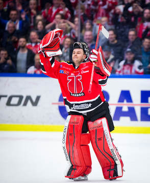 Örebros målvakt Julius Hudacek firar med fansen