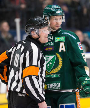 Domare Thomas Andersson samtalar med Färjestads Rickard