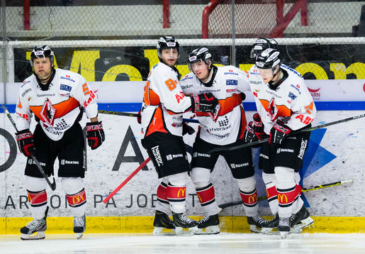 a vänster) kvitterar till 1-1 och gratuleras av lagkamrater