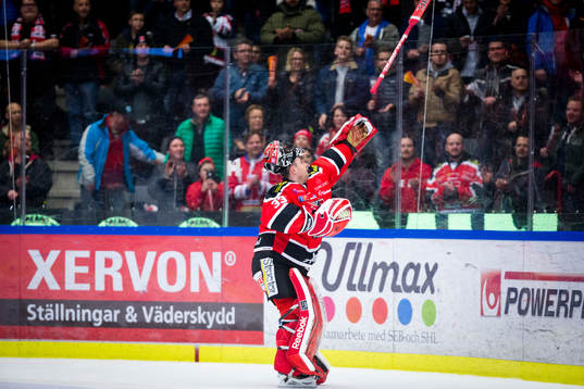 Örebros målvakt Julius Hudacek firar med fansen