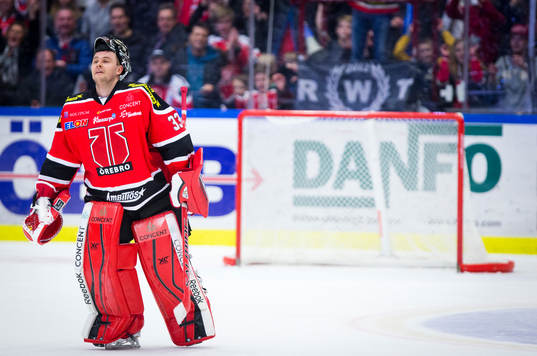 Örebros målvakt Julius Hudacek firar med fansen