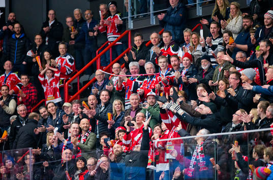Örebros målvakt Julius Hudacek firar med fansen