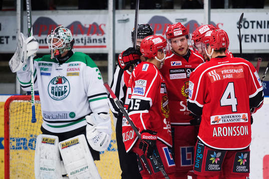 Almtunas spelare jublar framför Rögles målvakt Lars