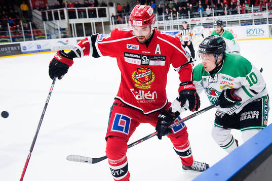 Almtunas Per Svensson och Rögles Viktor Lindgren i kamp om
