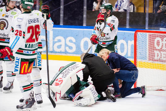 Frölundas målvakt Linus Fernström skadas