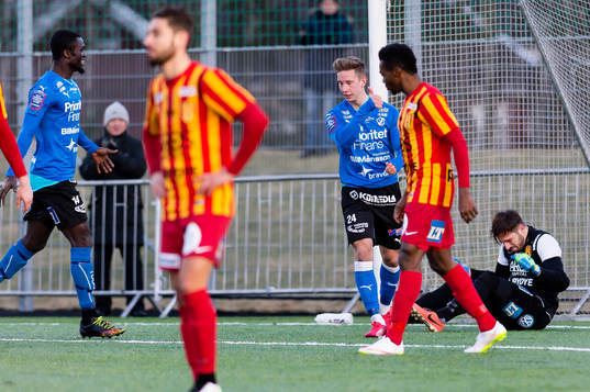 Halmstads Simon Silverholt gör tummen upp och jublar