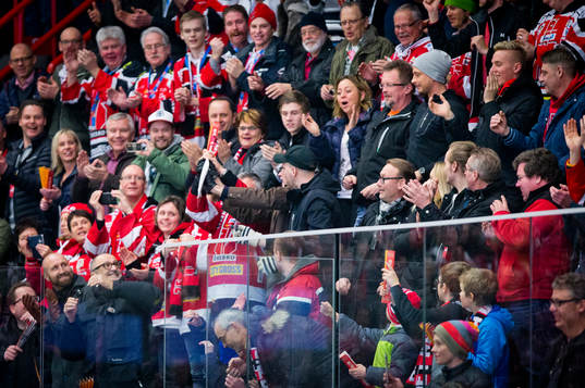 Örebros målvakt Julius Hudacek firar med fansen