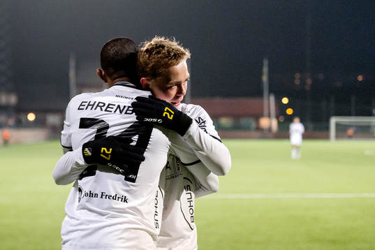 Häckens René Makondele och Joel Andersson jublar