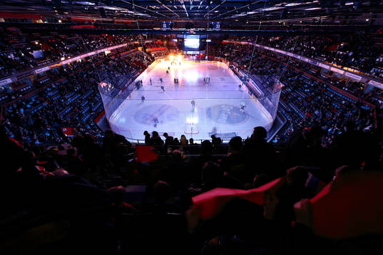 Spelarna gör entré i Saab Arena