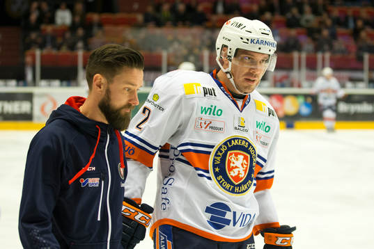 Växjö Teemu Laakso mitt i bilden skadar sig