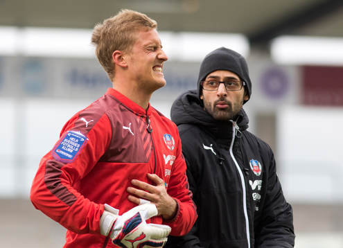 Helsingborgs målvakt Pär Hansson grinar illa och går av