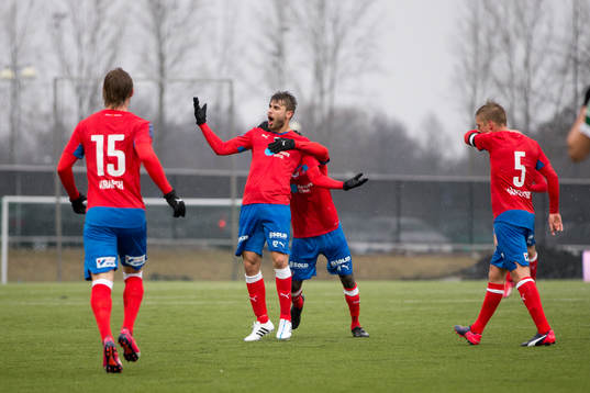 Helsingborgs Astrit Ajdarevic är glad och kramas om av