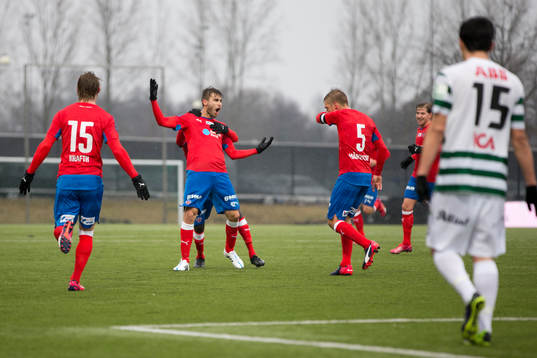 Helsingborgs Astrit Ajdarevic är glad och kramas om av