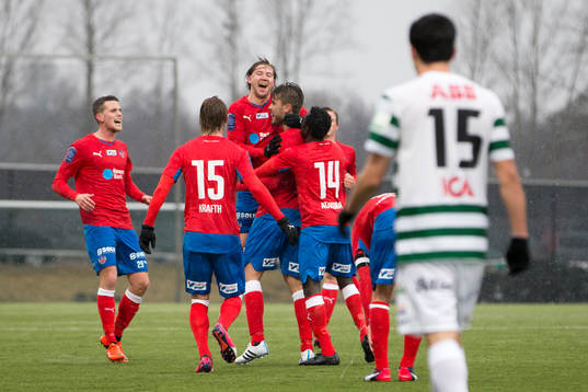 Helsingborgs Astrit Ajdarevic är glad och kramas om av
