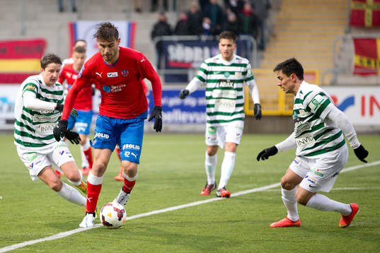 Helsingborgs Astrit Ajdarevic har kontroll på bollen