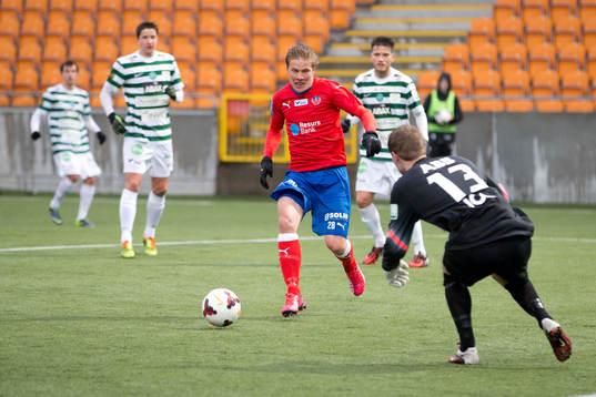 Helsingborgs Jere Uronen i ett bra läge mot Västerås