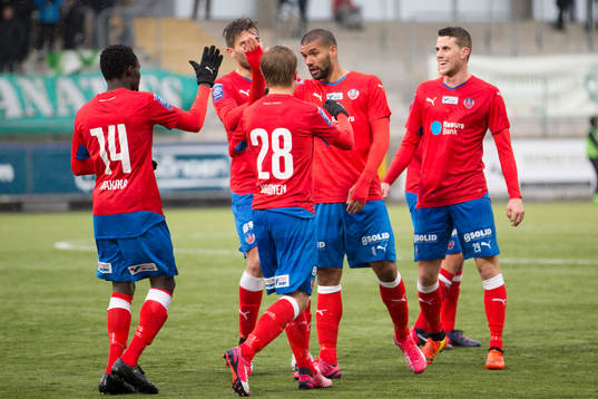 Helsingborgs Victor Pålsson kramas om