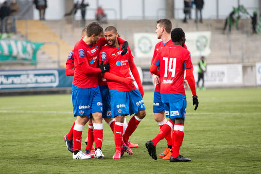 Helsingborgs Victor Pålsson kramas om