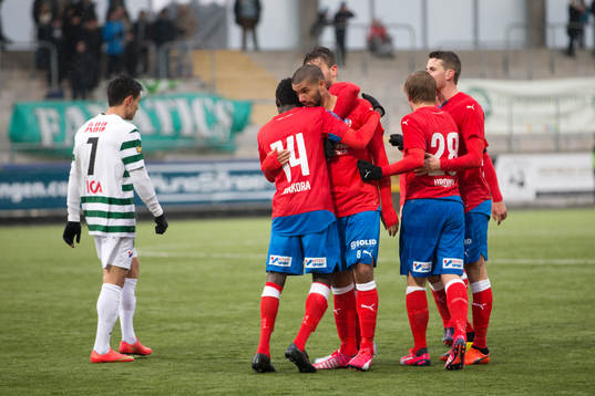 Helsingborgs Victor Pålsson kramas om