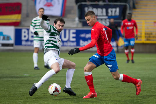 Helsingborgs Jordan Larsson i kamp om bollen mot en