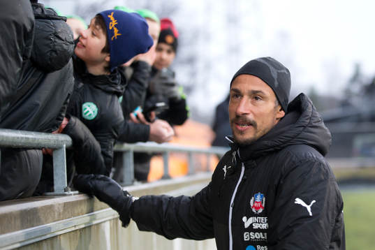 Många vill ha en autograf  av Helsingborg tränare Henrik