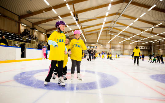Amanda Ekelund, Filippa Ekelund och Maya Ekholm provar på