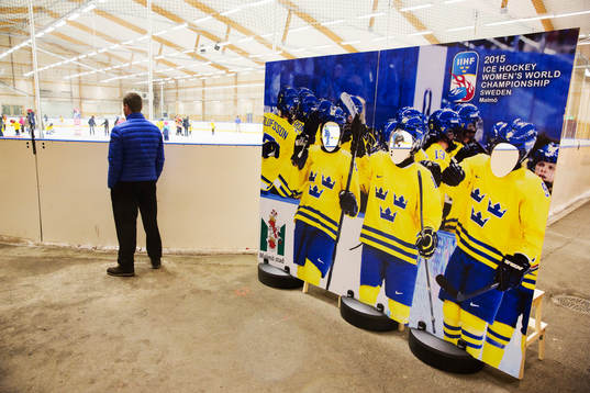 Rosengårds ishall gör reklam för Dam-Vm i ishockey