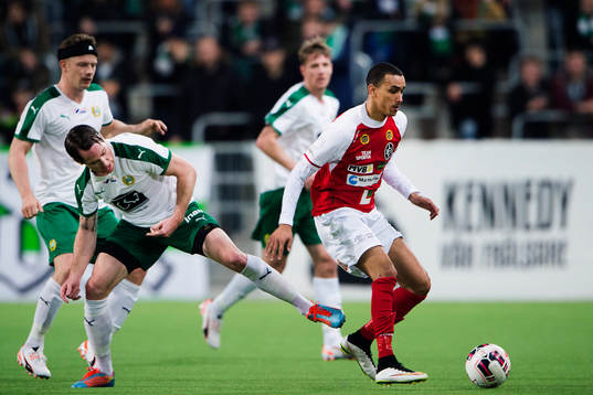 Hammarbys Linus Hallenius försöker stoppa Landskronas