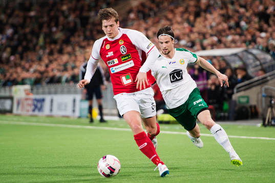 Landskronas Philip Andersson jagas av Hammarbys Linus