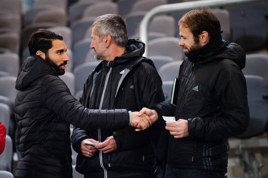 s tränare Andreas Alm som tittar på matchen med