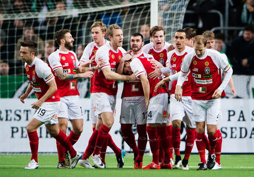 Landskronas spelare jublar och kramar om Mårten Nordbeck