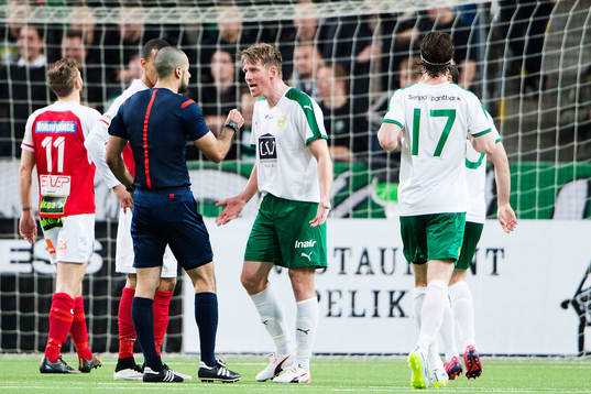 Hammarbys Jan Gunnar Solli är oense med domare Mohammed