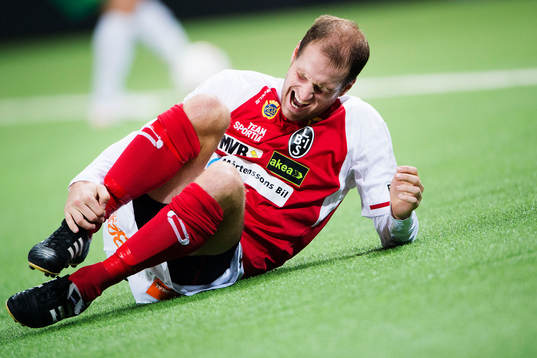 Landskronas Mikael Dahlgren har ont och tar sig för benet