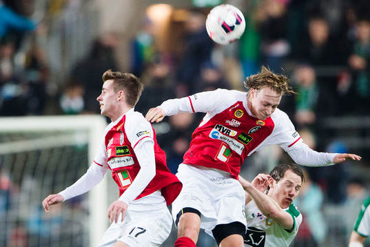 Landskronas Rasmus Alm och Philip Andersson i en duell mot