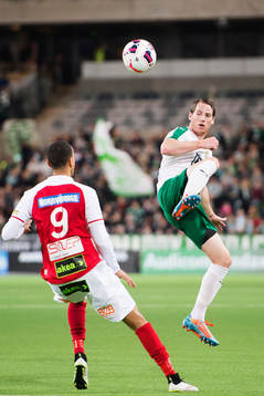 Hammarbys Linus Hallenius klackar bollen över Landskronas
