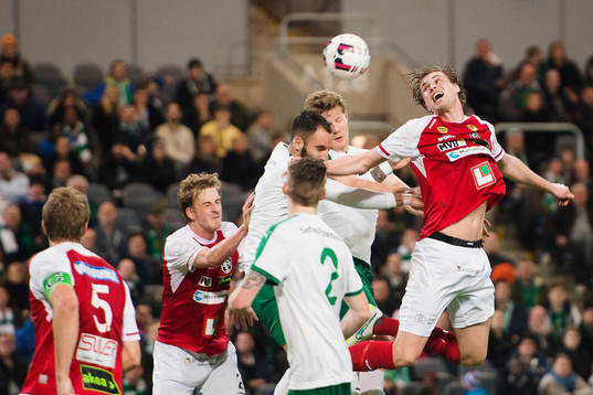 Hammarbys Marko Mihajlovic i en luftduell mot Landskronas