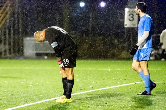 AFC Uniteds målvakt Joshua Wicks deppar